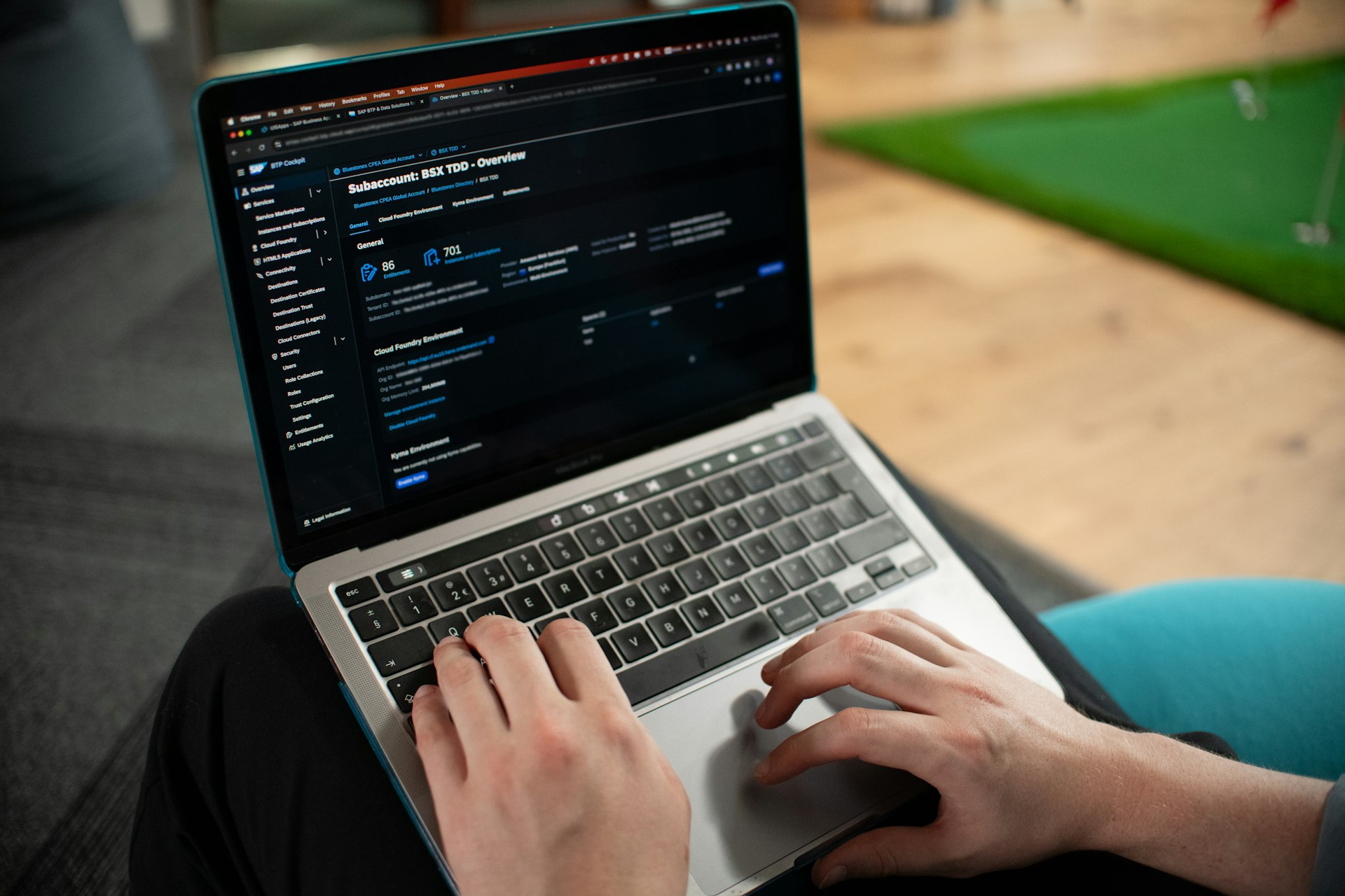 Mani di uno sviluppatore che digitano codice visualizzabile sullo schermo di un laptop